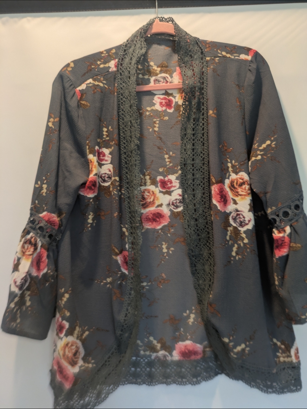 Gray Floral Lace-Trim Open  kimono Pink & Cream Roses